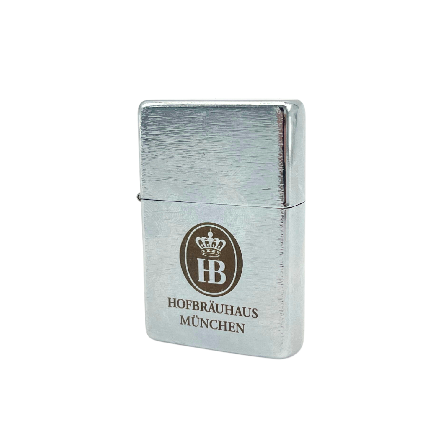 Metallisches Sturmfeuerzeug im Zippo-Stil mit geschlossenem Deckel und eingraviertem „Hofbräuhaus München“-Logo.