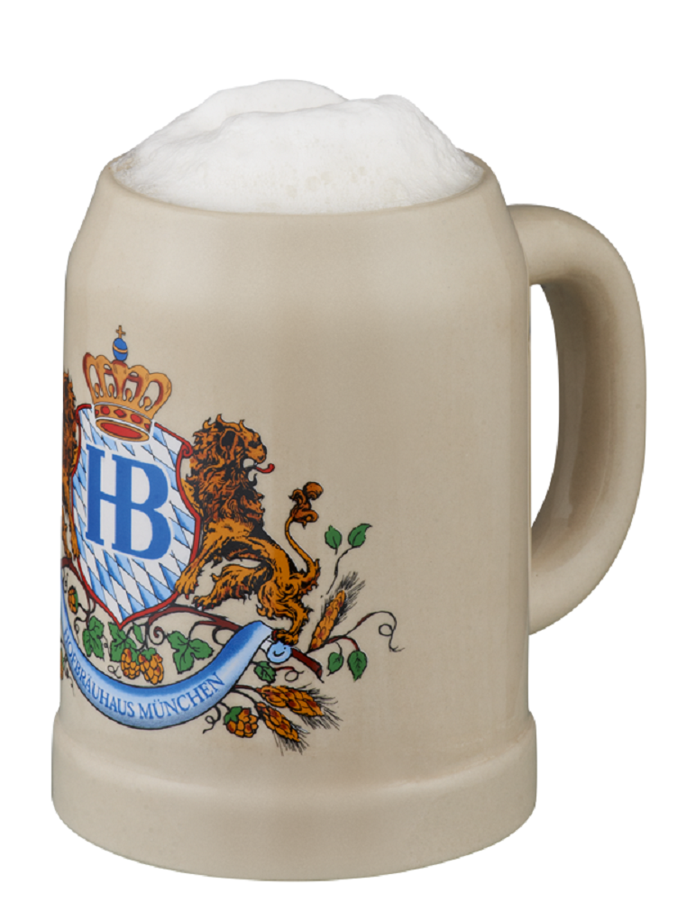  Hofbräuhaus-Steinkrug mit Schaumkrone und farbigem bayerischem Wappen, zwei Löwen und HB-Logo, freigestellt auf weißem Hintergrund-500ml Seitliche Ansicht 