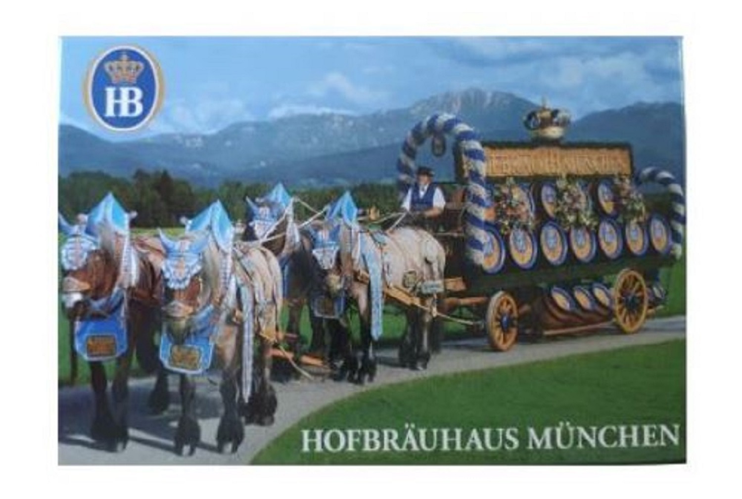 Fotomagnet mit Motiv eines Hofbräuhaus-Pferdegespanns vor bayerischer Bergkulisse, geschmückter Bierwagen mit HB-Logo