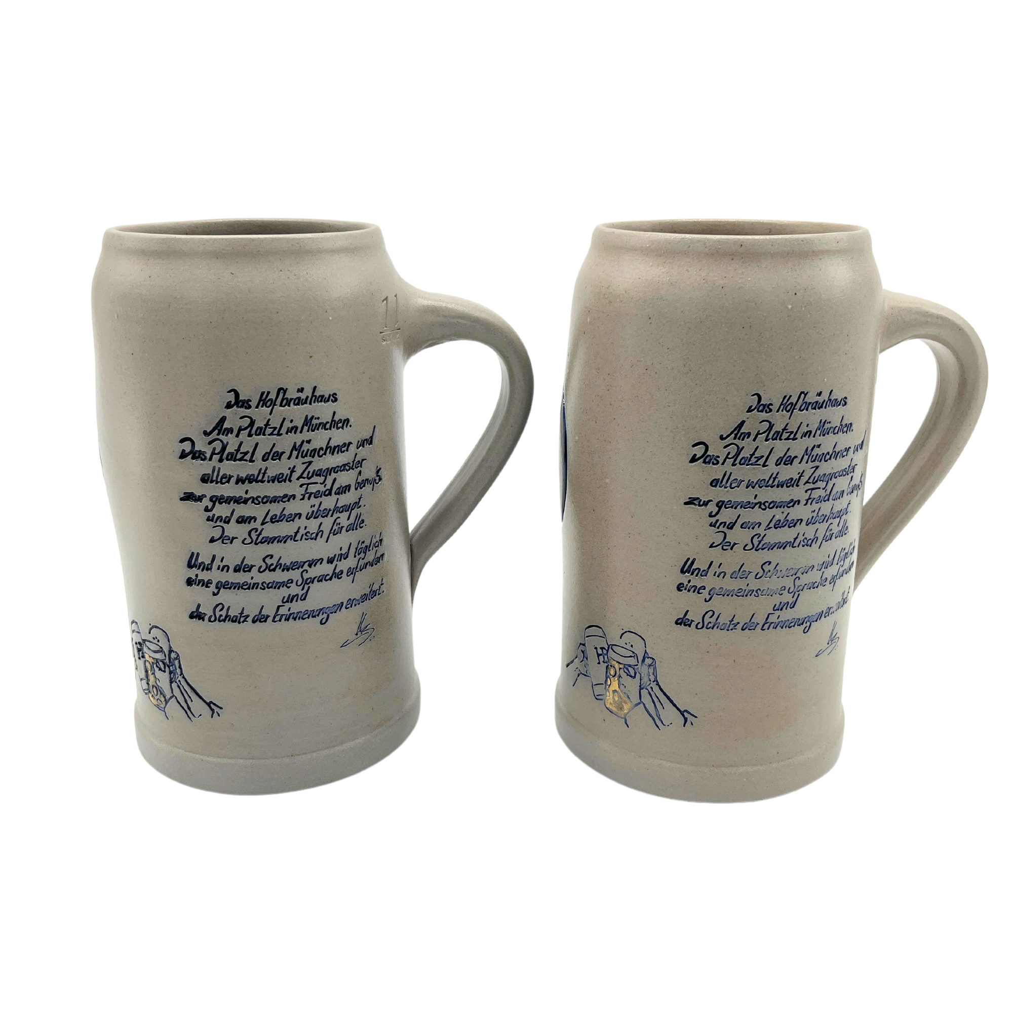 Zwei Steinkrüge mit blauer Schrift und Motiv eines Engels auf der Vorderseite.