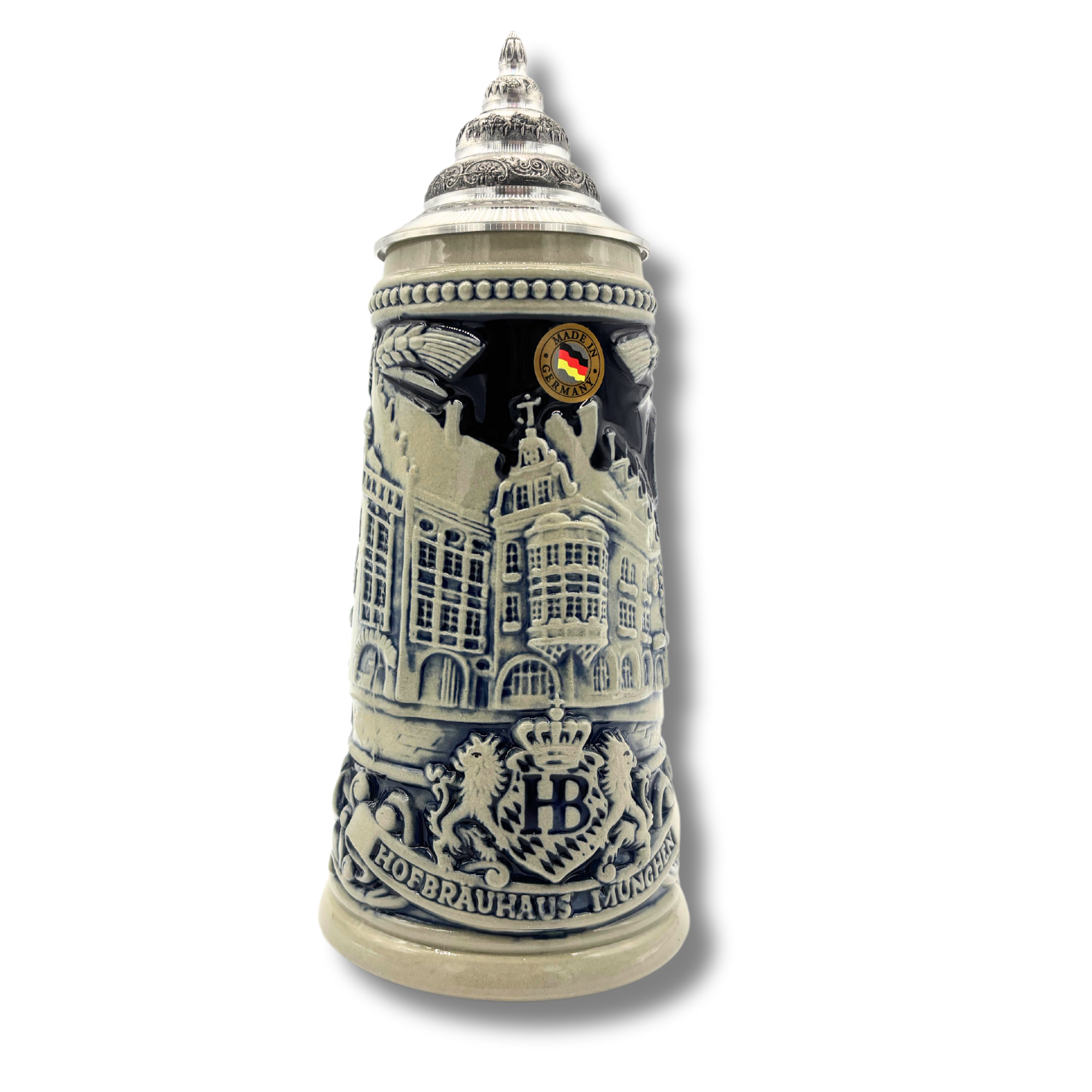 Reliefkrug mit Spitzzinndeckel, Relief in grau mit blauer Glasur, zeigt durchgehend das Hofbräuhaus München. Mittig das HB-Logo mit 2 bayerischen Löwen