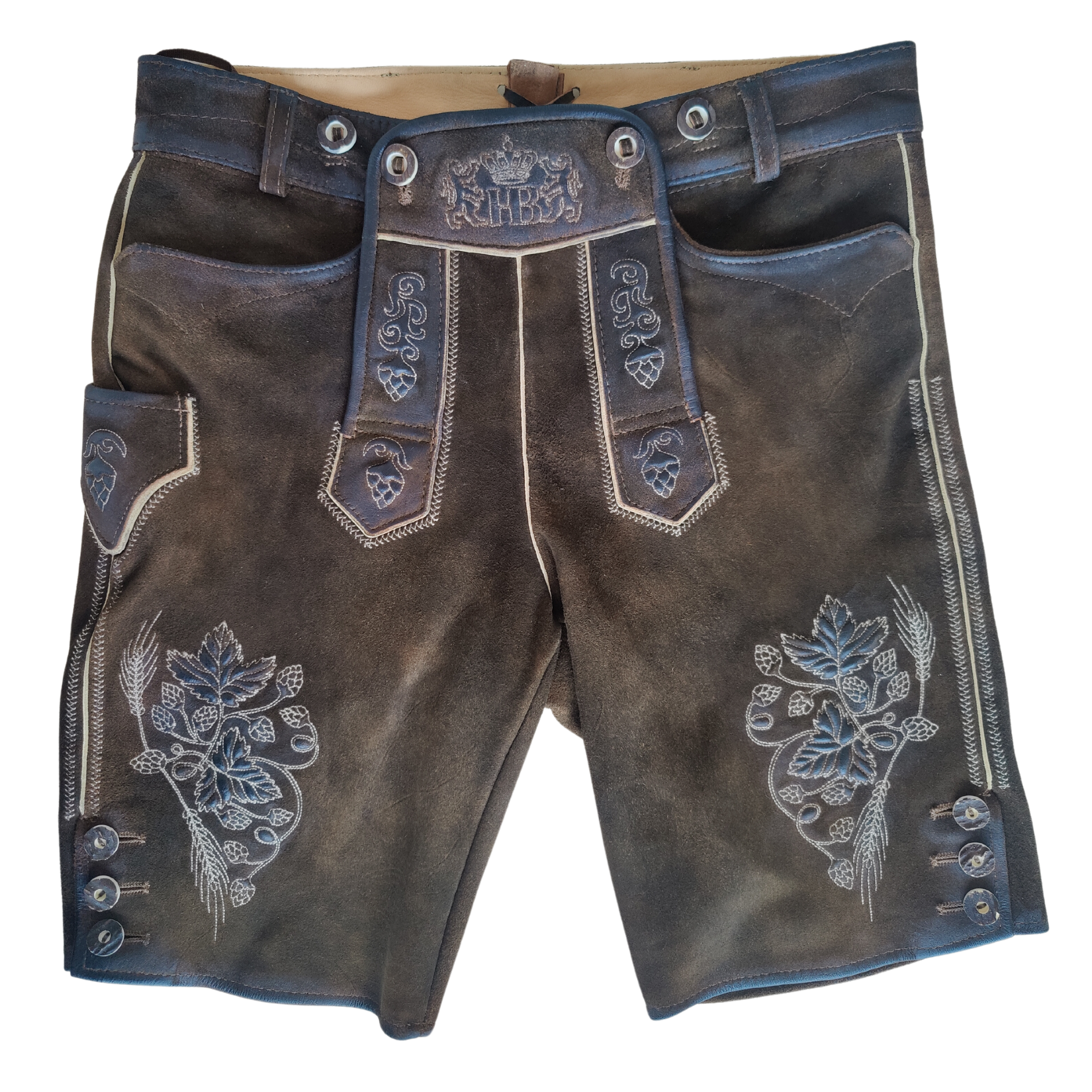 Traditionelle braune Lederhose mit aufwendiger Stickerei, Messertasche an der Seite und verziertem H-Träger-Latz.