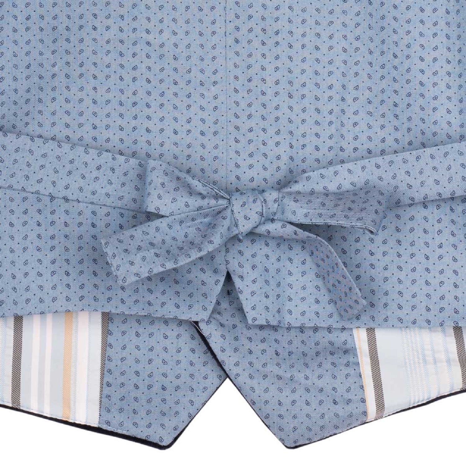 Detailansicht der HB Trachtenweste Aloisius – Bindegürtel auf der Rückseite in hellblauem Stoff mit feinem Muster.