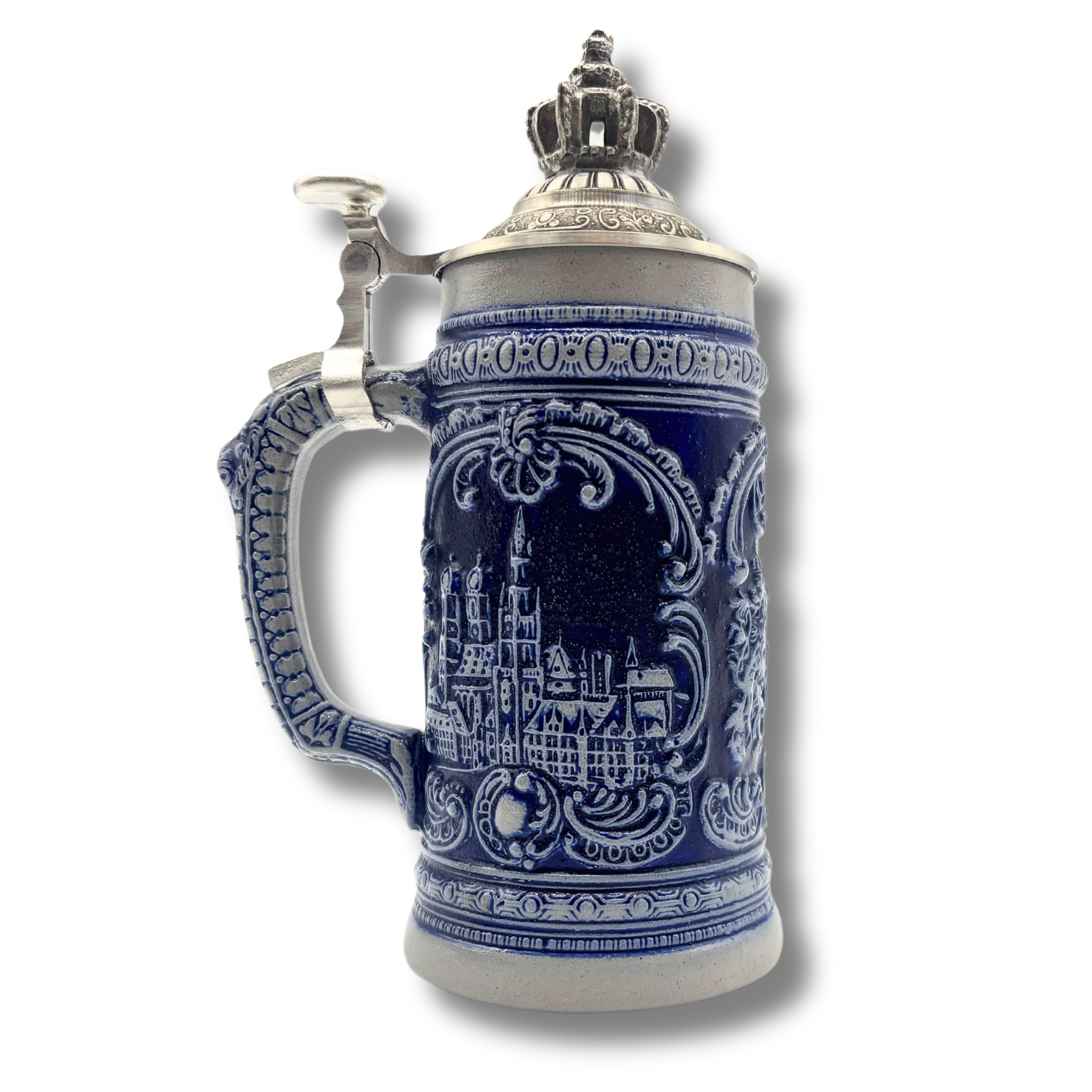 Traditioneller deutscher Bierkrug aus Keramik mit silbernem, kunstvoll verziertem Deckel mit Krone und Daumenhebel zum öffnen. Der Krug zeigt in blau glasiert, detaillierte Reliefmotive, an dieser Seite die Münchner Frauenkirche. Der Henkel ist ebenfalls 