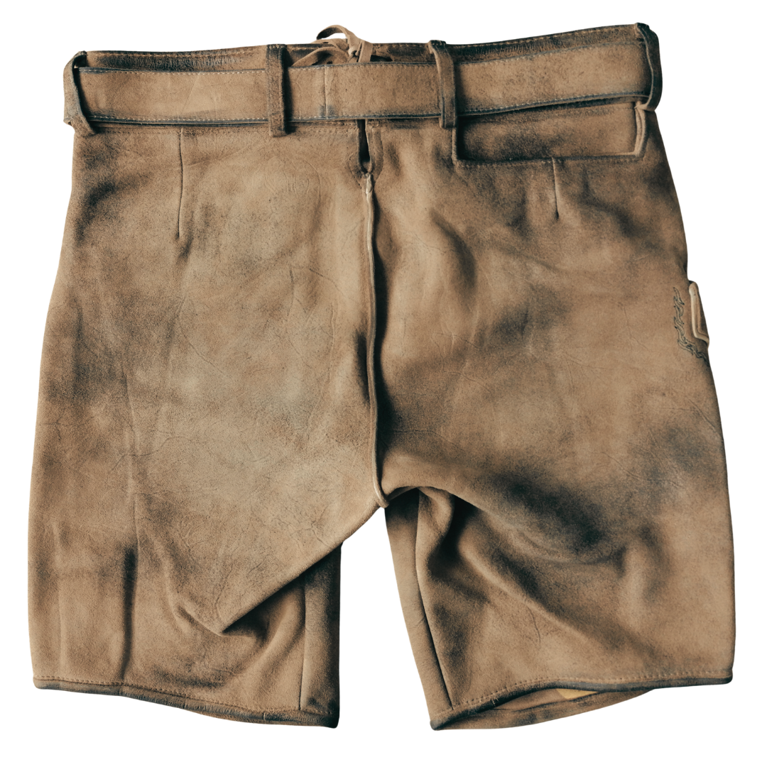 Traditionelle kurze Lederhose in Braun, Rückansicht mit Gürtel, schlichtes Design mit angedeuteten Gebrauchsspuren