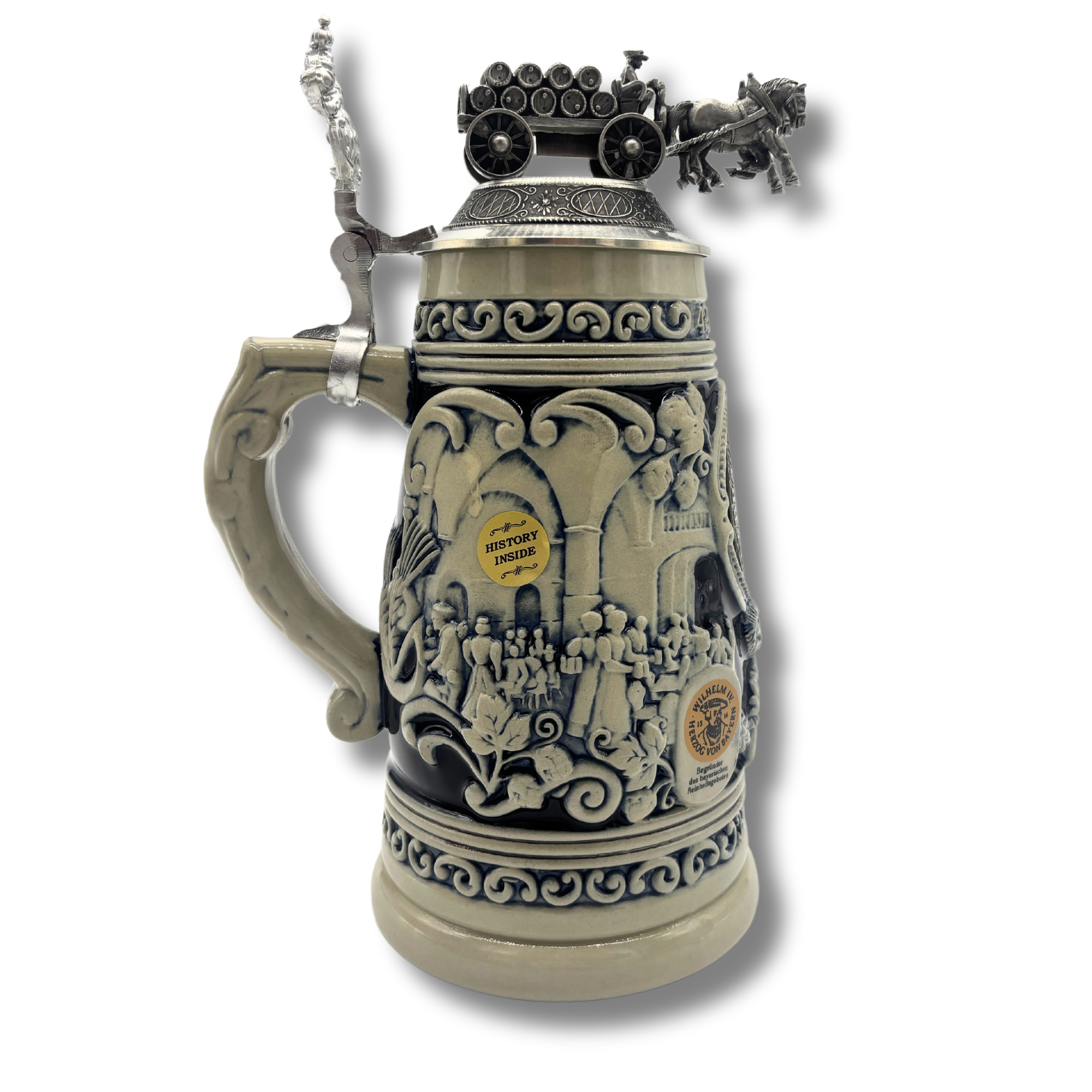 „Reliefbierkrug als Sonderedition mit kunstvoll gestalteten Motiven auf dem Krugkörper, darunter szenische Darstellungen im Schankraum, das Hofbräuhaus aussen und dekorative Muster. Der Zinndeckel ist mit einer detailreichen Skulptur eines Pferdegespanns 