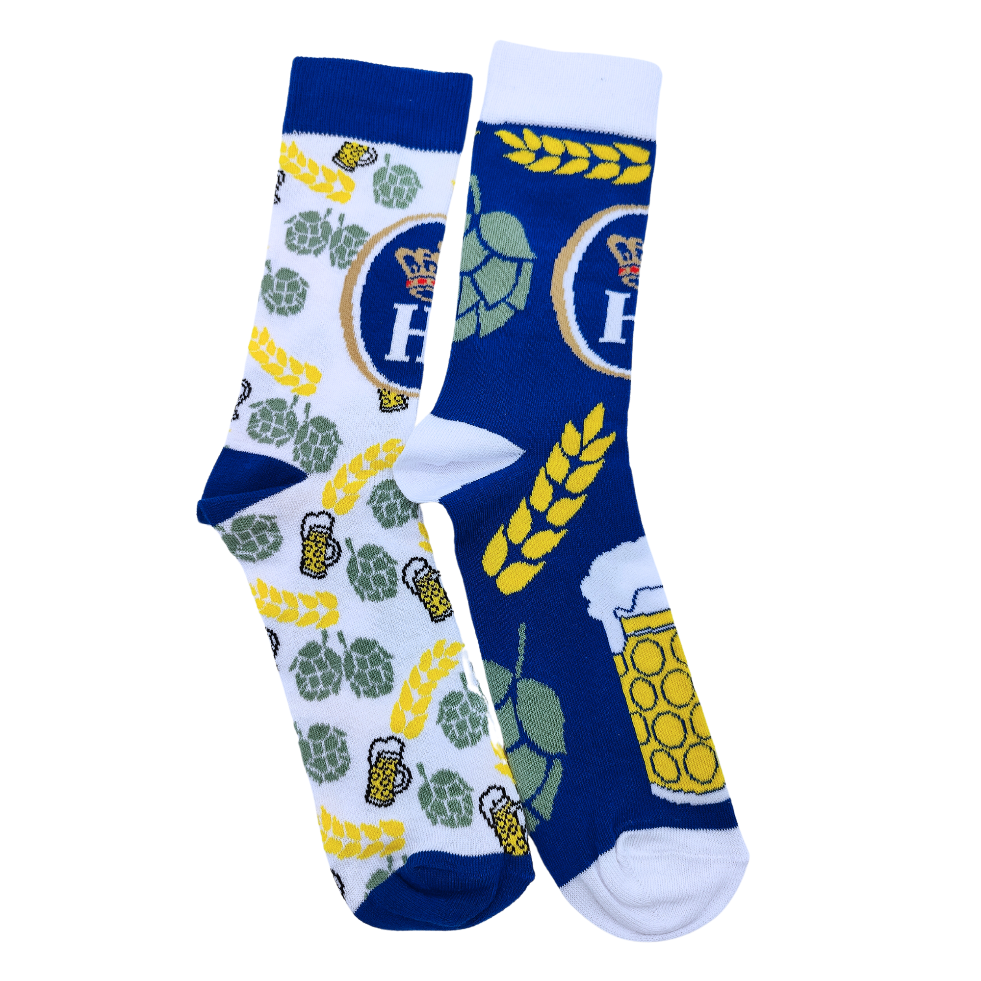 „Paar Socken mit unterschiedlichen Mustern: eine Socke weiß, die andere blau, beide mit Motiven von Hopfendolden, Weizenähren (Malz) und Bierkrügen.“