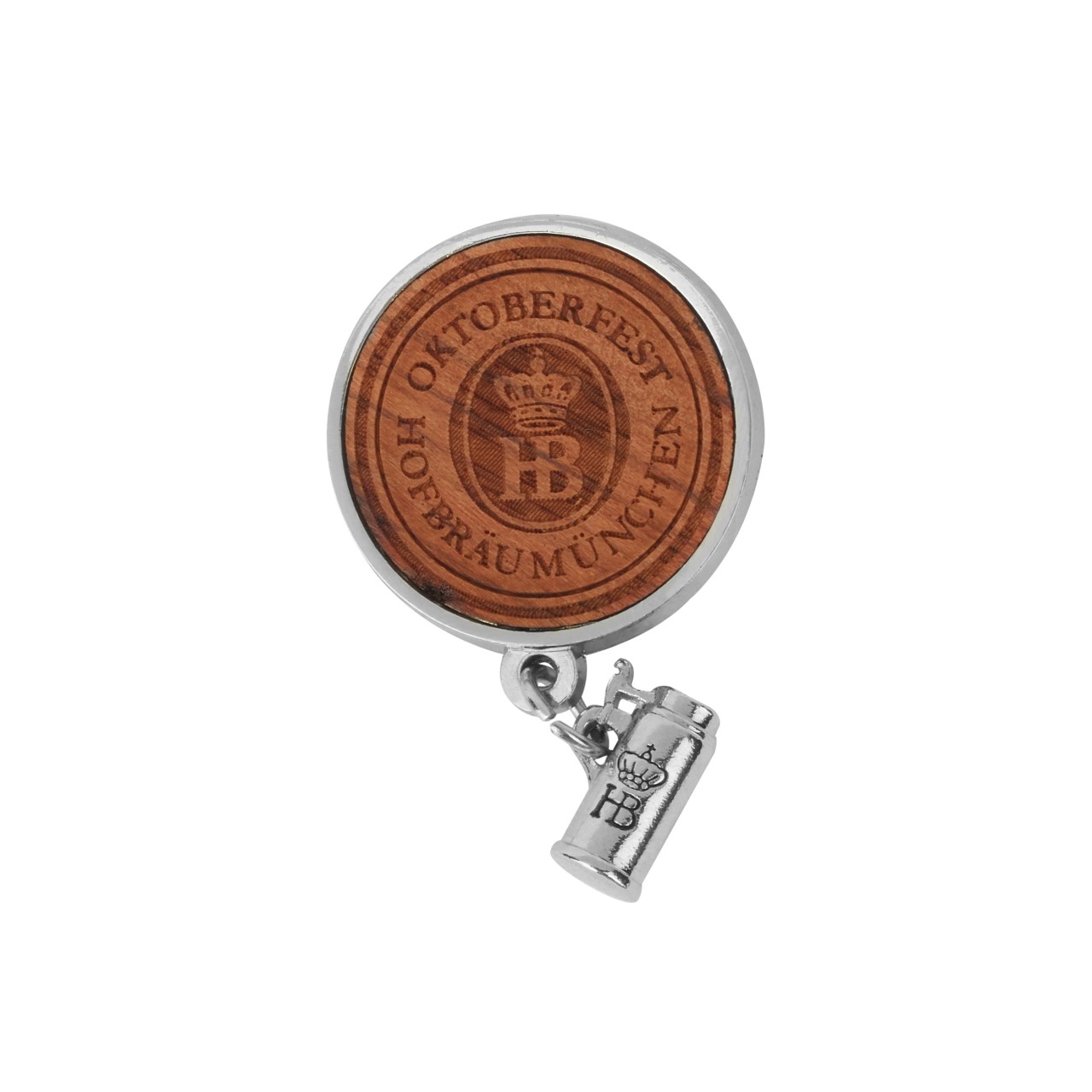 Runder Holz-Pin mit Gravur ‚Oktoberfest Hofbräu München‘ und HB-Logo in der Mitte, verziert mit einem kleinen silberfarbenen Bierkrug-Anhänger