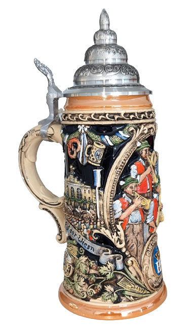 Traditioneller deutscher Bierkrug mit Zinn-Deckel und kunstvoll verziertem Henkel. Das keramische Relief zeigt eine farbenfrohe Szene vom Münchner Oktoberfest: Links ist das Hofbräu-Festzelt mit seiner markanten Architektur dargestellt, während der Bildve