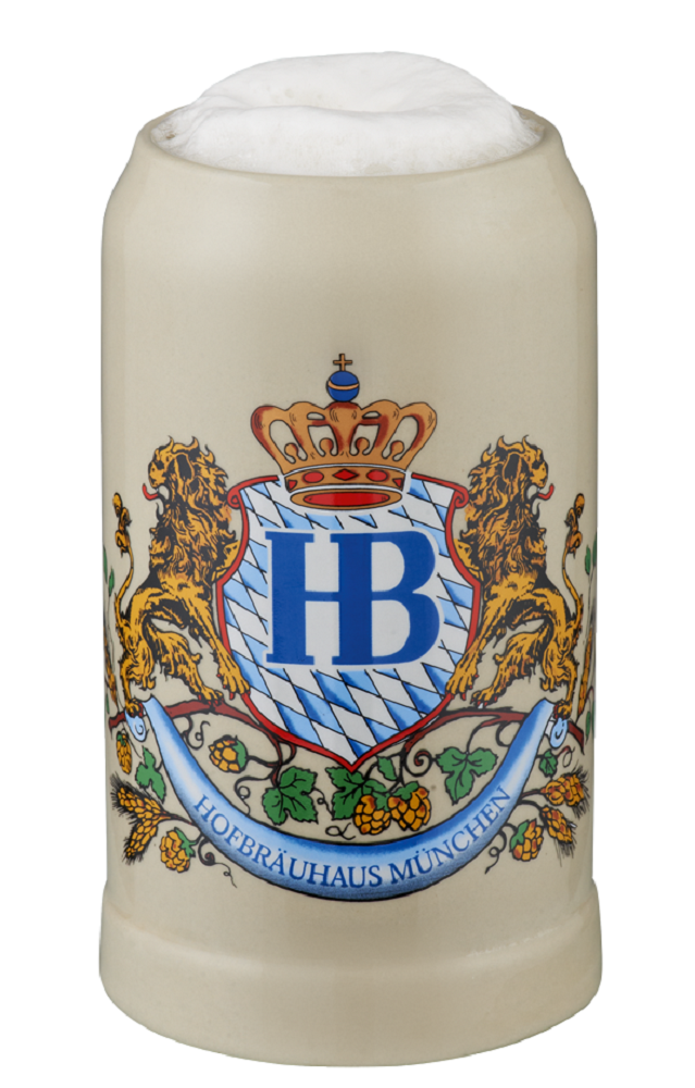Hofbräuhaus-Steinkrug mit Schaumkrone und farbigem bayerischem Wappen, zwei Löwen und HB-Logo, freigestellt auf weißem Hintergrund