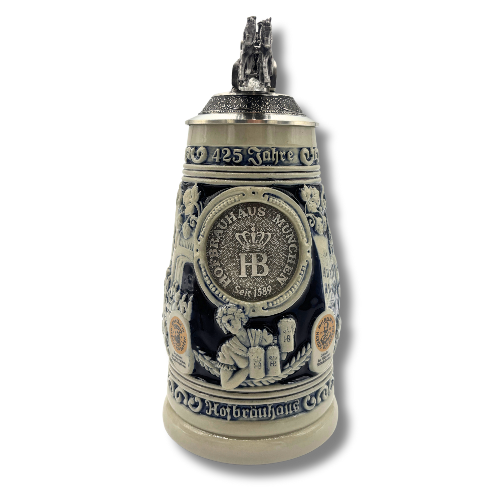 „Reliefbierkrug als Sonderedition, Detail der Krugmitte:  auf dem Krugkörper, eine Prägung des HB-LOgos wie eine Münze und darunter eine Bedienung mit Krügen. Der Zinndeckel ist mit einer detailreichen Skulptur eines Pferdegespanns verziert, das einen Wag