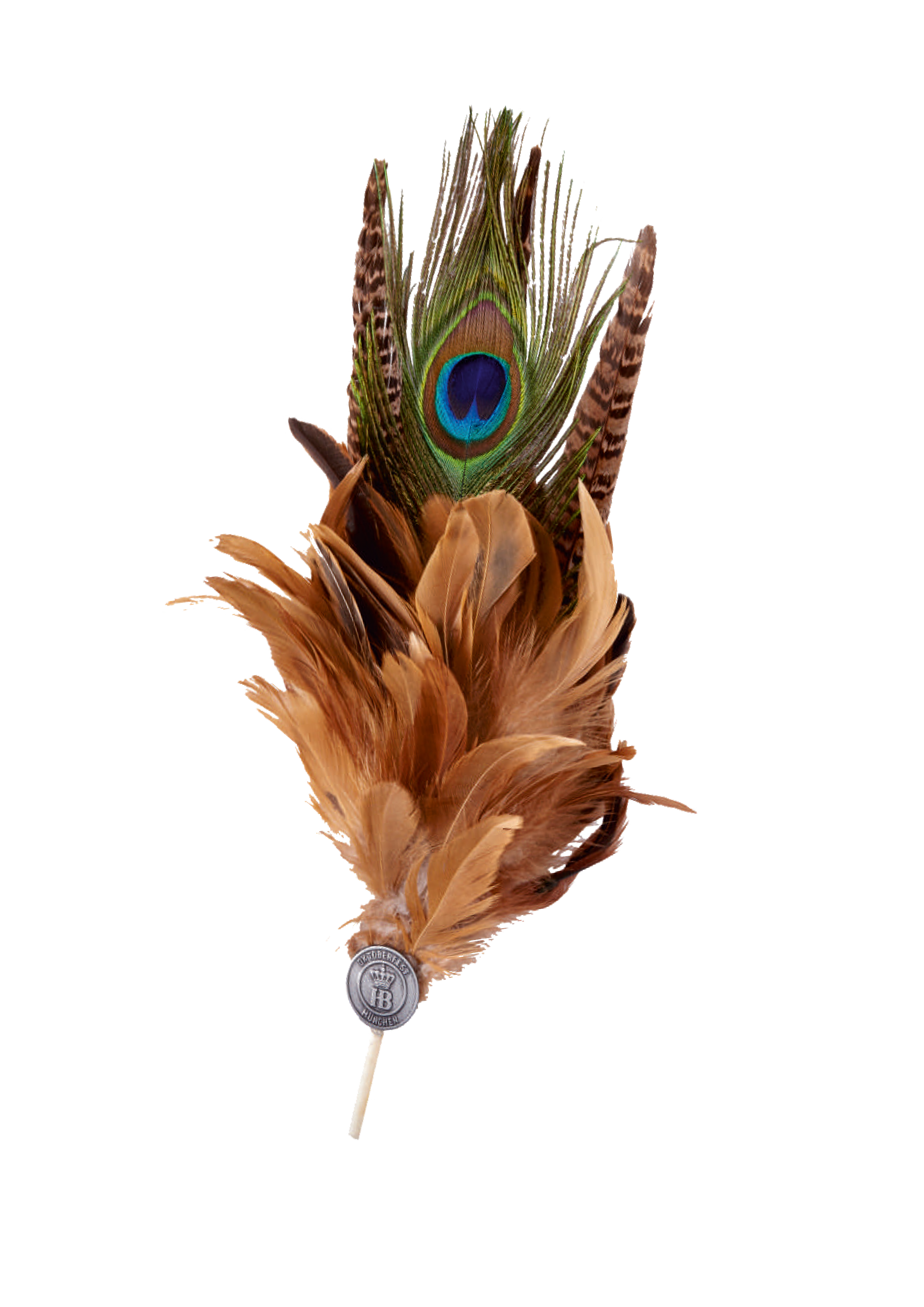 Trachtenhut-Feder mit braunen, grün-bunten und Pfauenfedern, verziert mit einem kleinen silbernen Emblem am unteren Ende.