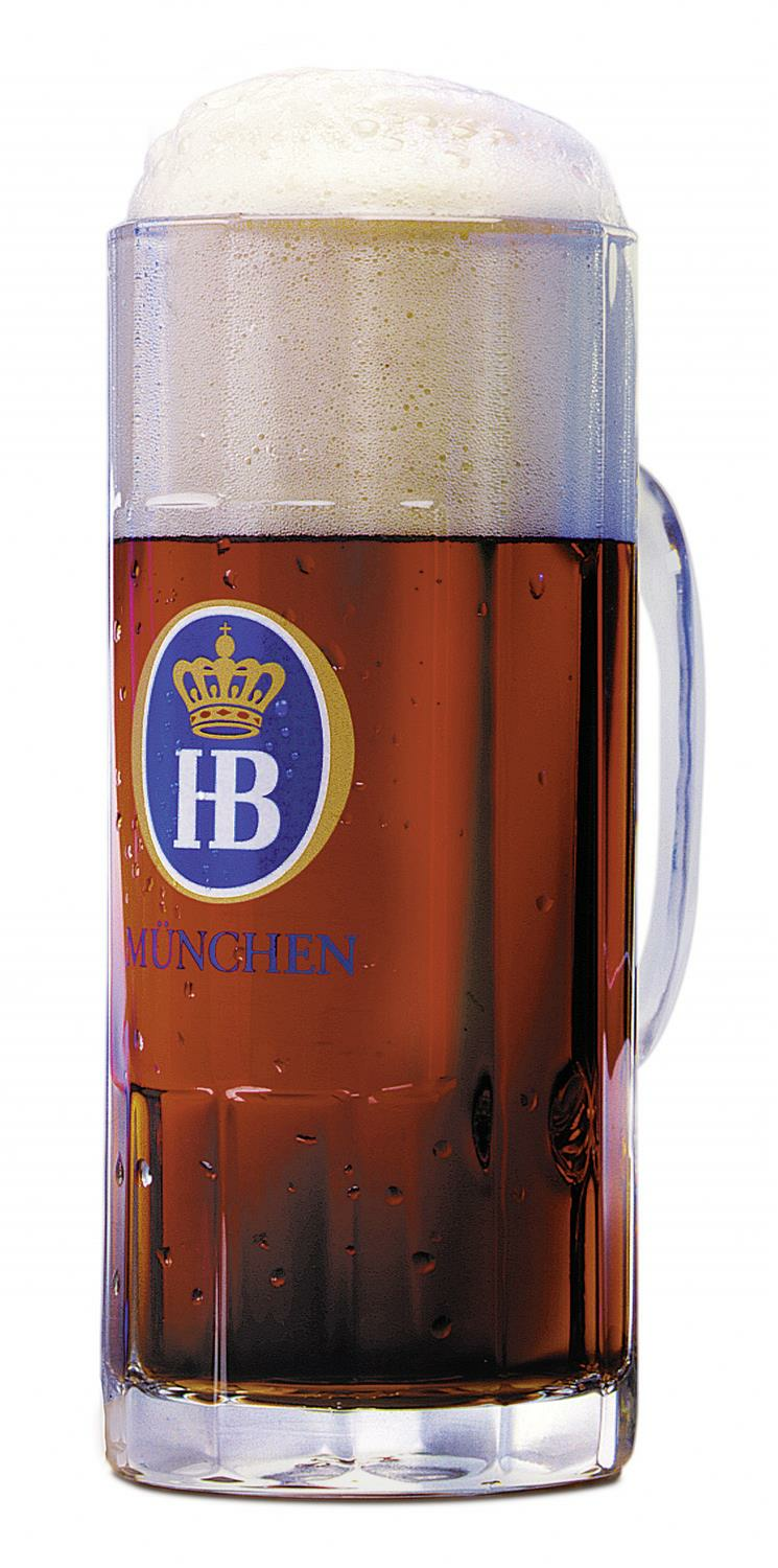 „Glaskrug mit dunkelbernsteinfarbenem Bier und einer dichten Schaumkrone. Auf dem Glas befindet sich ein Logo mit den Buchstaben ‚HB‘ in einem blauen Kreis.“
