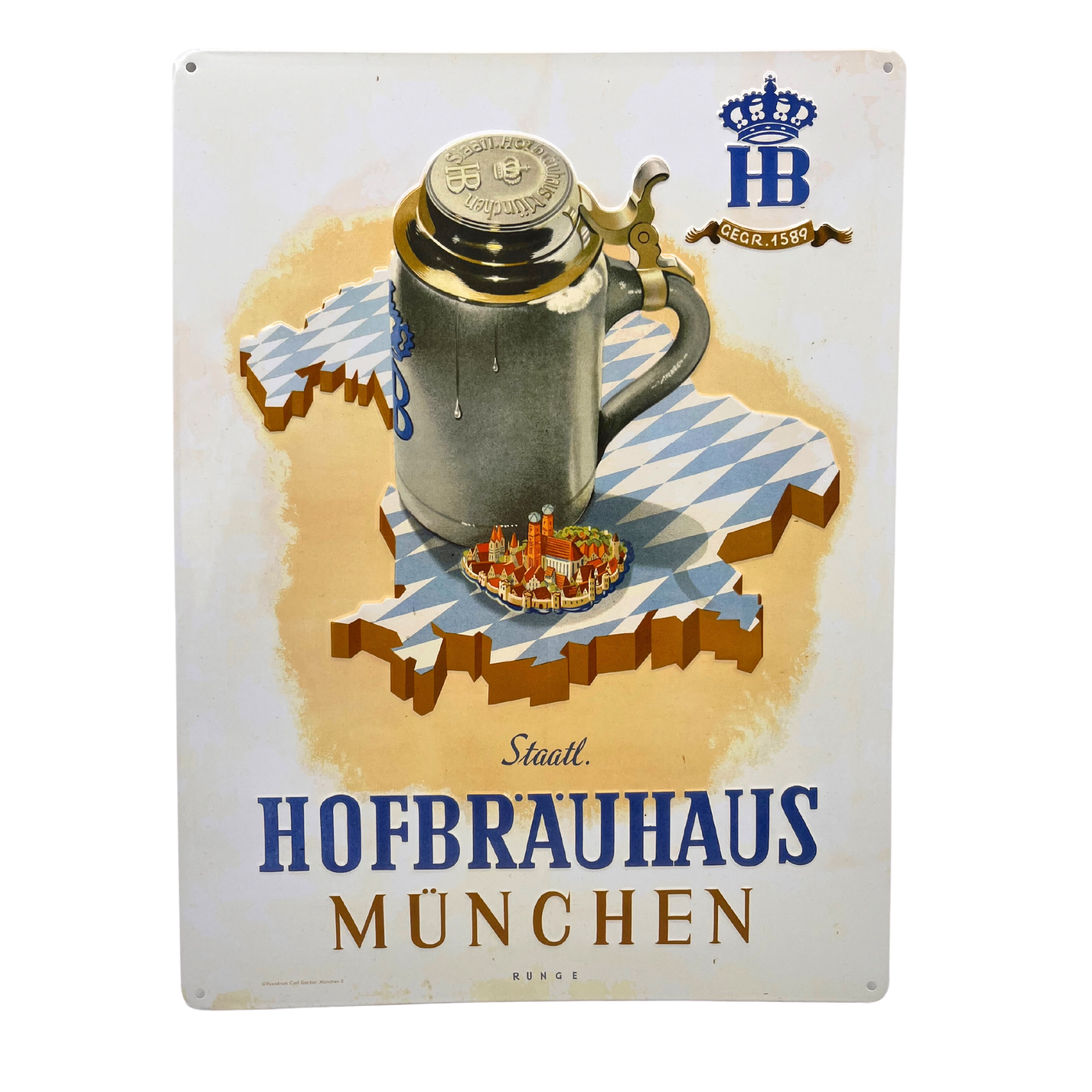„Metallschild mit der Aufschrift ‚Hofbräuhaus München‘, illustriert mit einem Bierkrug, umgeben von Hopfen und Getreide, sowie dem Hofbräuhaus-Logo.“